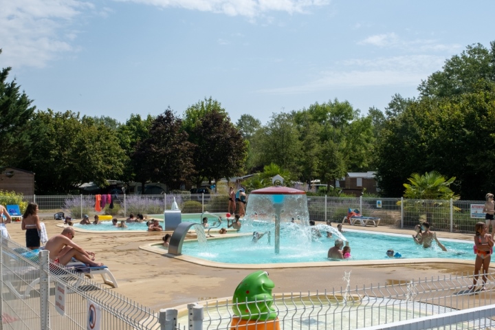 Camping-avec-piscine-bordant-le-Lac-de-Saint-Cyr-près-du-Futuroscope