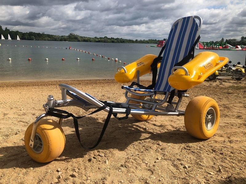 Tiralo-fauteuil-amphibie-à-disposition-au-Lac-de-Saint-Cyr-86130-Beaumont-Saint-Cyr