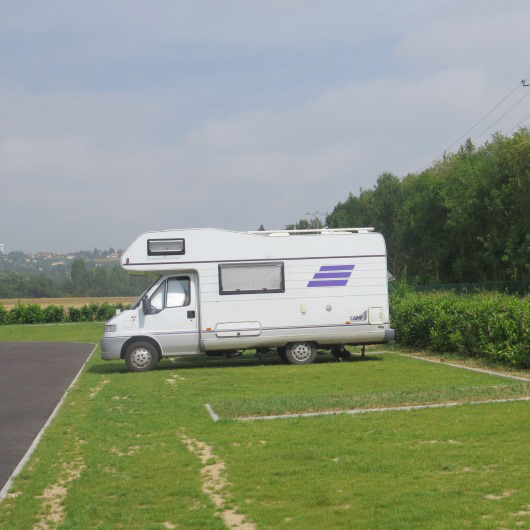 Aire-de-camping-cars-Camping-Car-Park-du-Lac-de-Saint-Cyr-près-du-Futuroscope-2