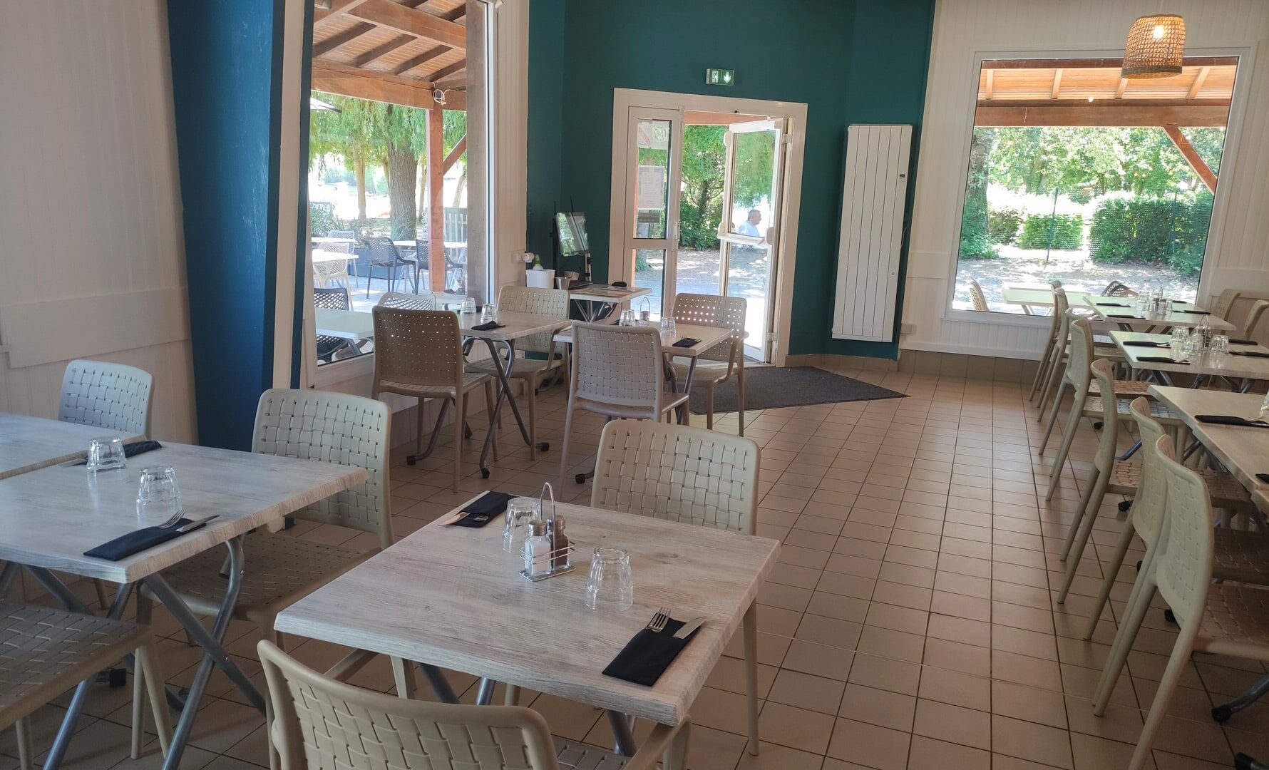 bistro-de-la-plage-domaine-de-saint-cyr-5-min bistro-de-la-plage-domaine-de-saint-cyr-5-min